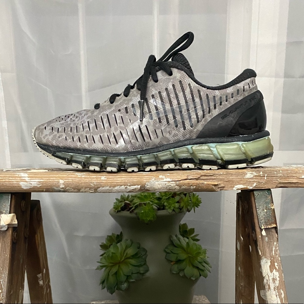 Quantum 360 gel tennis shoes